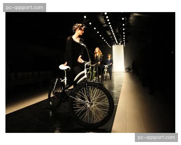 摄影展“泥与荣耀”在伦敦开幕，展示山地自行车运动美学